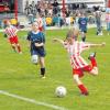 Aindlings Mädchen (rot-weiß) gewannen das „Premieren-Turnier“ auf dem Ottmaringer Sportgelände.   