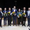 Die Vorsitzende des Elternbeirats Anita Lechner (links) und der Schulleiter Karl Auinger (rechts) gratulierten den fünf Jahrgangsbesten: (von links) Bastian Riedl, Tobias Riedl, Benedikt Müller, Julia Schmid und Lukas Seelig.