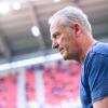 Freiburgs Trainer Christian Streich steht vor dem Spiel im Stadion.