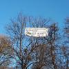 Kima-Aktivisten hängten ein neues Banner im Schlosspark auf. Ein zweiter Hambacher Forst vor der Haustür? Lohwald bleibt! steht auf dem weißen Laken.