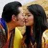 Bhutans König Jigme Khesar Namgyel Wangchuck küsst seine Frau Jetsun Pema.