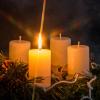 Eine Kerze brennt am Adventskranz. Auch in Augsburg-Haunstetten stimmt man sich auf Weihnachten ein.