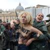 Vier barbusige Frauen der ukrainischen Aktivistinnen-Gruppe Femen haben beim wöchentlichen Angelus-Gebet von Papst Benedikt  XVI. auf dem Petersplatz im Vatikan gegen die Homosexuellenpolitik der katholischen Kirche protestiert. Sie wurden bald abgeführt.