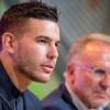 Lucas Hernández, teuerster Transfer der Vereinsgeschichte, stellt sich in München vor. Der FC-Bayern-Vorstandsvorsitzende Karl-Heinz Rummenigge sitzt bei der Präsentation des Franzosen ebenfalls auf dem Podium. 	