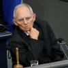 Erst nachdenken, dann reden: Wolfgang Schäuble in einer für ihn typischen Pose. 