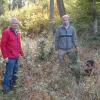 Johann Stuhlenmiller (links) und Marc Koch in einer Lichtung mit erfolgreicher Naturverjüngung. Im Hintergrund eine Windwurflücke, die mit Eiche, Buche und Bergahorn aufgeforstet wurde.  	
