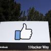 Das Gefällt-mir-Logo von Facebook vor der Facebook-Firmenzentrale in Menlo Park in Kalifornien. Zuletzt machte Facebook aber mit einem Skandal Schlagzeilen. 