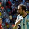 Auch Gonzalo Higuain singt nicht  bei der argentinischen Nationalhymne vor dem Spiel.