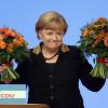 Blumensträuße und Ovationen: Die Gratulanten applaudieren Bundeskanzlerin Angela Merkel zu ihrem Rekord-Ergebnis. Die 58-Jährige hat nach CDU-Angaben 97,94  Prozent der Delegierten-Stimmen erhalten und ist zum siebten Mal zur Vorsitzenden gewählt worden. Foto: Michael Kappeler dpa