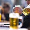 Nach zuviel Alkoholkonsum rasten  Menschen oft aus, auch eine stark betrunkene Frau in Augsburger Stadtteil Oberhausen. 