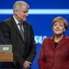 Bundeskanzlerin Angela Merkel (CDU) unterhält sich am auf dem CSU-Parteitag in München mit dem bayerischen Ministerpräsidenten Horst Seehofer