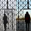 Am Haupteingangstor zum Konzentrationslager Dachau fehlt die Tür mit der Aufschrift "Arbeit macht frei".