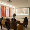 Christoph Komposch referiert am Lernort Buttenwiesen über das jüdische Lichterfest Chanukka.