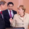 Bundeskanzlerin Angela Merkel (CDU) spricht mit Wirtschaftsminister Philipp Rösler und Außenminister Guido Westerwelle (beide FDP, l). dpa