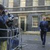 Da staunten nicht wenige Journalisten: Der frühere Premier David Cameron verlässt als neu ernannter britischer Außenminister den Regierungssitz in der Downing Street. 
