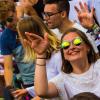 Gut gelaunt starten die Fans elektronischer Musik in das Ikarus Festival in Memmingerberg.