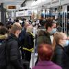 Im öffentlichen Nahverkehr, wie hier am Augsburger Königsplatz, ist das Tragen einer Maske Pflicht. Bildungsforscher wollen herausfinden, wie man Menschen dazu erzieht, die Corona-Maßnahmen einzuhalten.