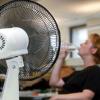Um gegen die anhaltende Hitzewelle anzukämpfen, nutzen viele einen Ventilator. Für die perfekte Abkühlung sollten jedoch einige Dinge beachtet werden. 