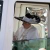 Der Papst präsentiert sich den mexikanischen Gläubigen stilecht mit Sombrero. Foto: Jorge Nunez dpa