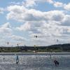 Der Brombachsee in Mittelfranken ist bei Wind- und Kitesurfern beliebt. Am Ufer war eine riesengroße Ferienanlage geplant – das Projekt ist nach einem Bürgerentscheid nun vom Tisch.