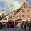 Einsatzkräfte der Feuerwehr sind beim Löschen eines Brandes in einem Hotel zu sehen.