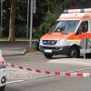 Tödlicher Unfall auf der B16 in Dillingen: Ein Lastwagen hat eine Fußgängerin erfasst. Die Frau starb noch an der Unfallstelle.