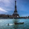 Arthur Germain beim Schwimmen vor dem Eiffelturm - das war vor seiner jetzigen Reise.
