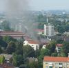 Bei einem Brand in der Fritz-Koelle-Straße in Augsburg wurden am Dienstagabend nach aktuellem Stand neun Menschen leicht verletzt.