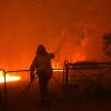Ein Feuerwehrmann kämpft südwestlich von Sydney gegen die Flammen.