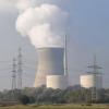 Kernkraftwerk Gundremmingen läuft zur Zeit die Revision,  darum dampft ein Kühlturm nicht