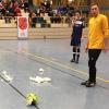 Die Lützelburger Spieler und die Zuschauer staunten nicht schlecht, als der geplatzte Futsal sein Innenleben preisgab. 	