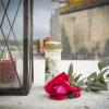 Nach dem tödlichen Baustellen-Unfall in Denklingen erinnern Blumen und Kerzen an die vier Todesopfer.