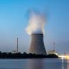Hier das Kernkraftwerk Isar 2 in Niederbayern. Die letzten drei deutschen Atomkraftwerke sollen spätestens am 15. April 2023 vom Netz gehen.  