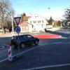 Der Mini-Kreisel in der südlichen Lindauer Straße strahlt nun in leuchtend roter Farbe. In der letzten Ausbaustufe soll es auch bauliche Maßnahmen geben.