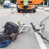 In München ist gestern Abend ein 73-jähriger Fahrradfahrer mit einem Lkw zusammengeprallt. Der Mann starb an den Folgen des Unfalls.