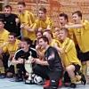Die A-Junioren des TSV Ottobeuren jubeln über den Turniersieg bei der schwäbischen Futsal-Meisterschaft. 	