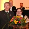 Gauschützenmeister Wolfgang Maschenbauer gratulierte der zweifachen Europameisterin Sabrina Eckert mit Ehrennadel und Blumenstrauß. 