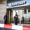 Polizeibeamte sichern das Kaufhaus Karstadt am Hermannplatz. Unbekannte haben einen Raubüberfall auf ein Bankfiliale hier verübt.