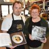 Haben ein Kochbuch kreiert: Kathrin und Daniel Gutl, welche die Waldgaststätte Eisbrunn bei Harburg betreiben. Der Titel lautet "Gutls gute Küche".