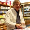 Apotheker Wolfgang Mailänder bedient in Schwabmünchen eine Kundin.