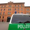 Ein 43-Jähriger ist am Sonntag in das Polizeipräsidium in Ingolstadt eingedrungen und hat sich in dem Gebäude erschossen. 