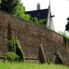 Obwohl im 19. Jahrhundert mit dem Abriss der Mauern und Türme begonnen wurde - 1866 wurde die "Entfestung" offiziell -  sind noch heute Reste der Befestigung zu sehen. Das Foto zeigt die Stadtmauer in der Thommstraße.