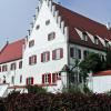 Schloss Schlachtegg, das Gundelfinger Rosenschloss, wird verkauft. Der Makler kann sich sehr viele Nutzungsmöglichkeiten dafür vorstellen. Deutschlandweit wird nach Interessenten gesucht.  	