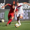 Michael Heinloth von Ingolstadt (l) und Fabian Nürnberger von Nürnberg im Kampf um den Ball.