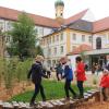 Ein Herzstück der Franziskusschule im Neuburger Studienseminar ist der umgestaltete Innenhof. Die Grundschüler testeten am Freitag Spielgeräte und Rasen. 	
