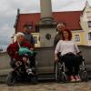 Regine Feistner, Stefanie Brei, Inge Drexel und Saskia Kastello (von links) zeigen, dass es Behinderte in der Mindelheimer Innenstadt oft unnötig schwer haben. Die Kante vor dem Brunnen auf dem Marienplatz ist eines von vielen Beispielen.
