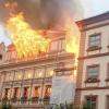 Flammen schlugen am 26. Juli 2017 aus dem brennenden Dillinger Rathaus. 