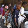 Jungen warten in einem Flüchtlingscamp in Somalia auf die Ausgabe von Nahrungsmitteln. In dem Land am Horn von Afrika sind nach Angaben der Vereinten Nationen 6,2 Millionen Menschen auf humanitäre Hilfe angewiesen. 