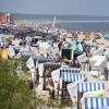 Zahlreiche Touristen am Strand auf der Insel Usedom. Einige Orte an Nord- und Ostsee mussten wegen des großen Andrangs zum Start der Sommerferien zeitweise dicht machen.