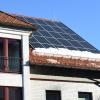 Nicht nur auf neueren Privathäusern finden sich Fotovoltaikanlagen. Bereits vor rund 20 Jahren haben viele Häuslebauer derartige Anlagen auf ihren Dächern installiert. Einen Anreiz bot damals die hohe Einspeisevergütung. Doch auch ohne Förderung lohnt sich der Betrieb.  	